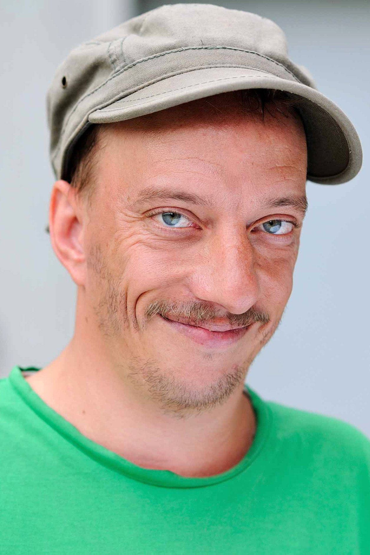 Тобі Бі.